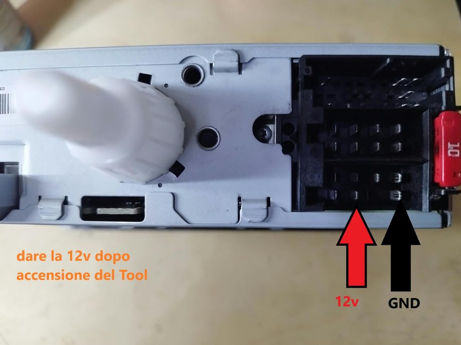 Le pinze sui pin 12 V e massa del connettore posteriore della radio