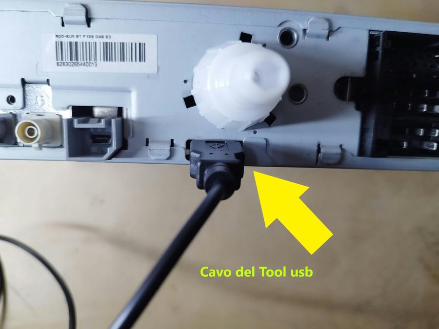 Il cavo USB del Tool inserito nella porta posteriore della radio