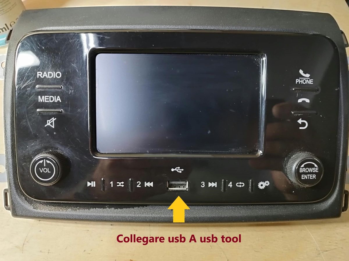 Radio Uconnect da 5 pollici con la porta USB sul frontalino
