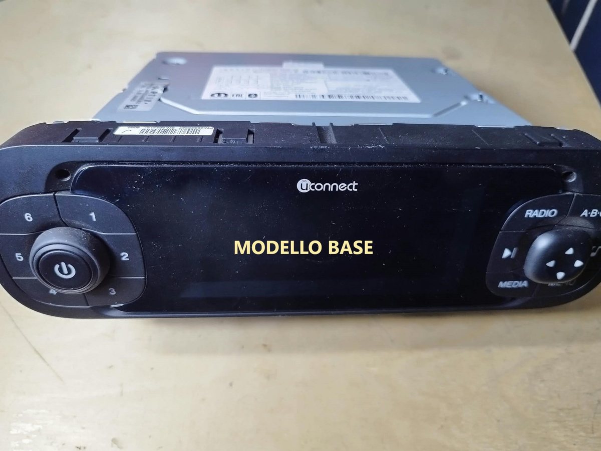 Radio Uconnect modello base smontata dal veicolo, vista frontale