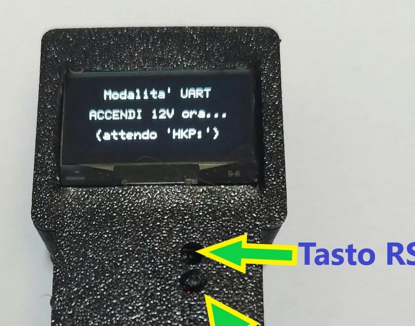 Il display del Tool acceso, con i tasti RST e Boot sotto