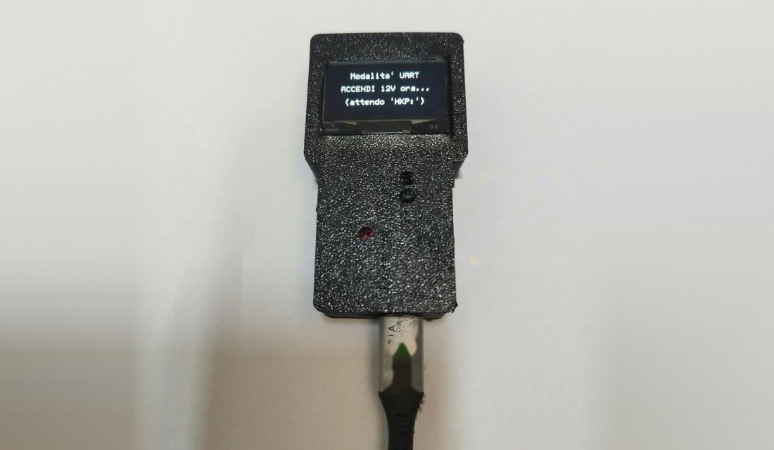 Il display del Tool mostra: Modalità UART, accendi 12 V ora, in attesa di HKP