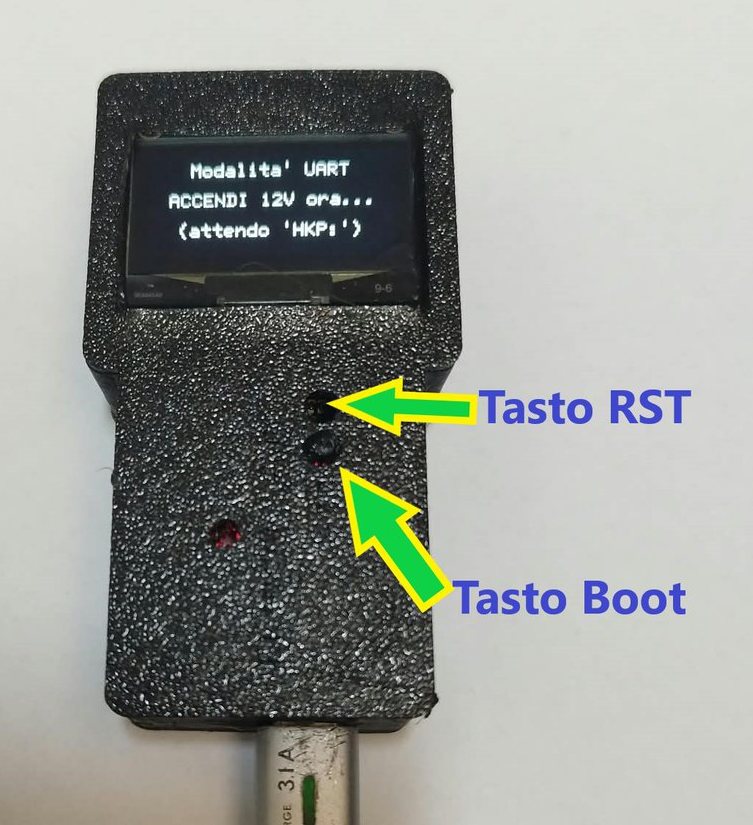 Il Tool visto di fronte: display in alto, tasto RST e tasto Boot sul corpo